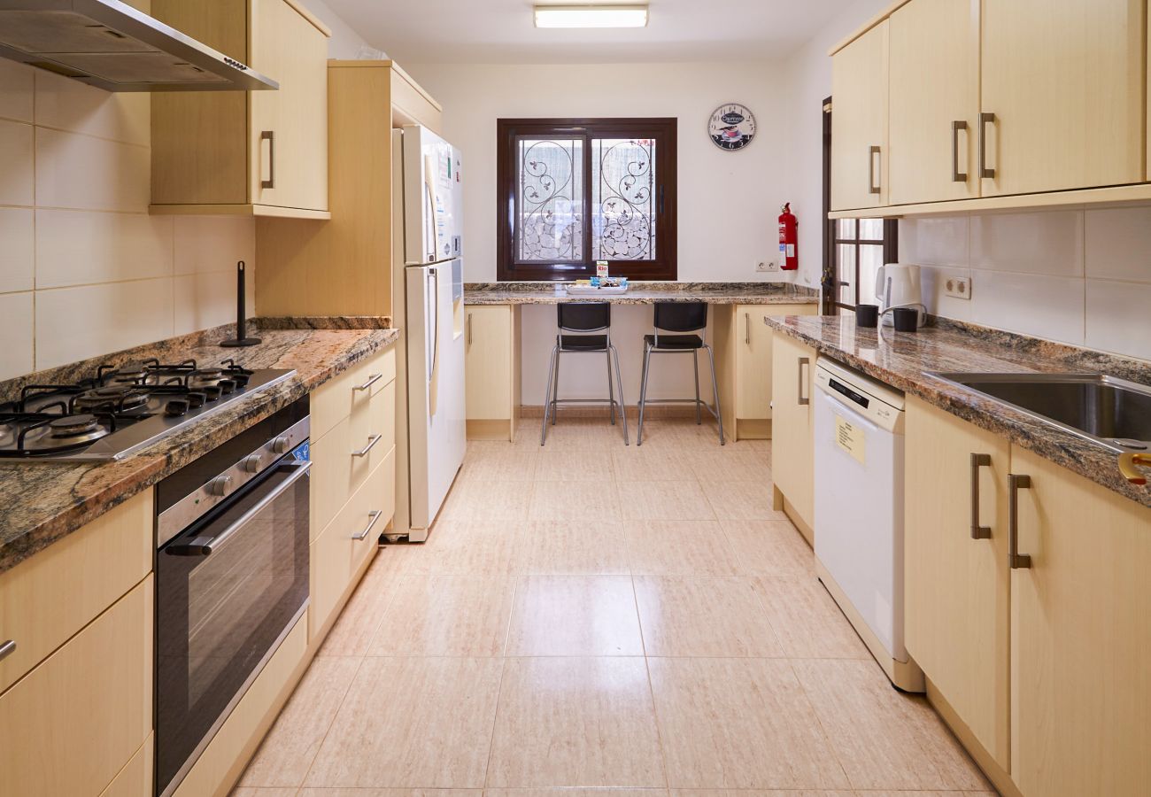 Villa Del Sol - Kitchen with Breakfast Bar