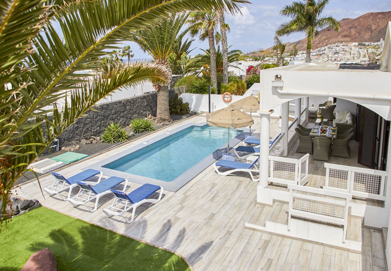 Villa Del Sol - Pool & terrace with Volcano View