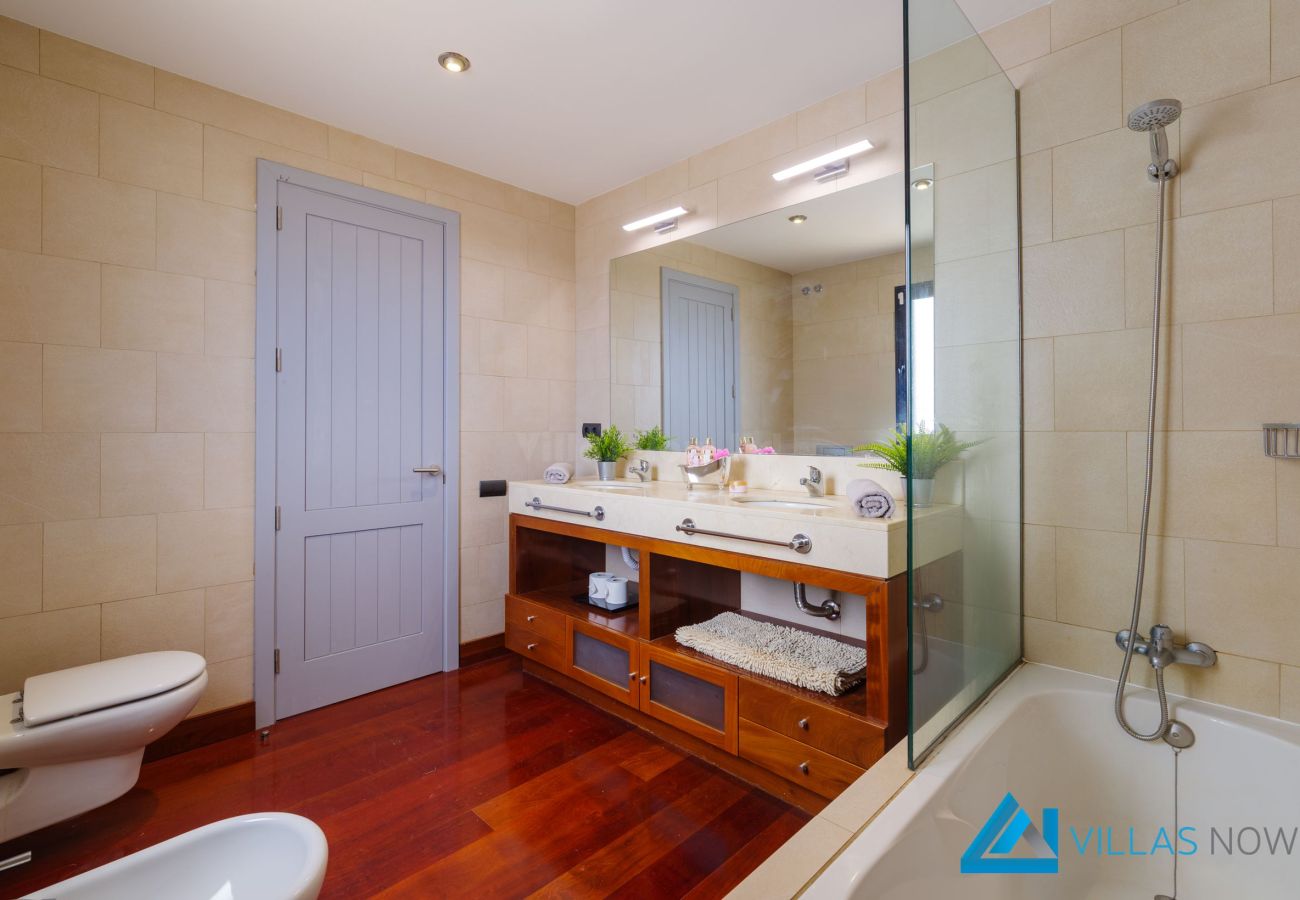 Villa Vista Del Mar - Puerto Calero - Bathroom with Double Sink