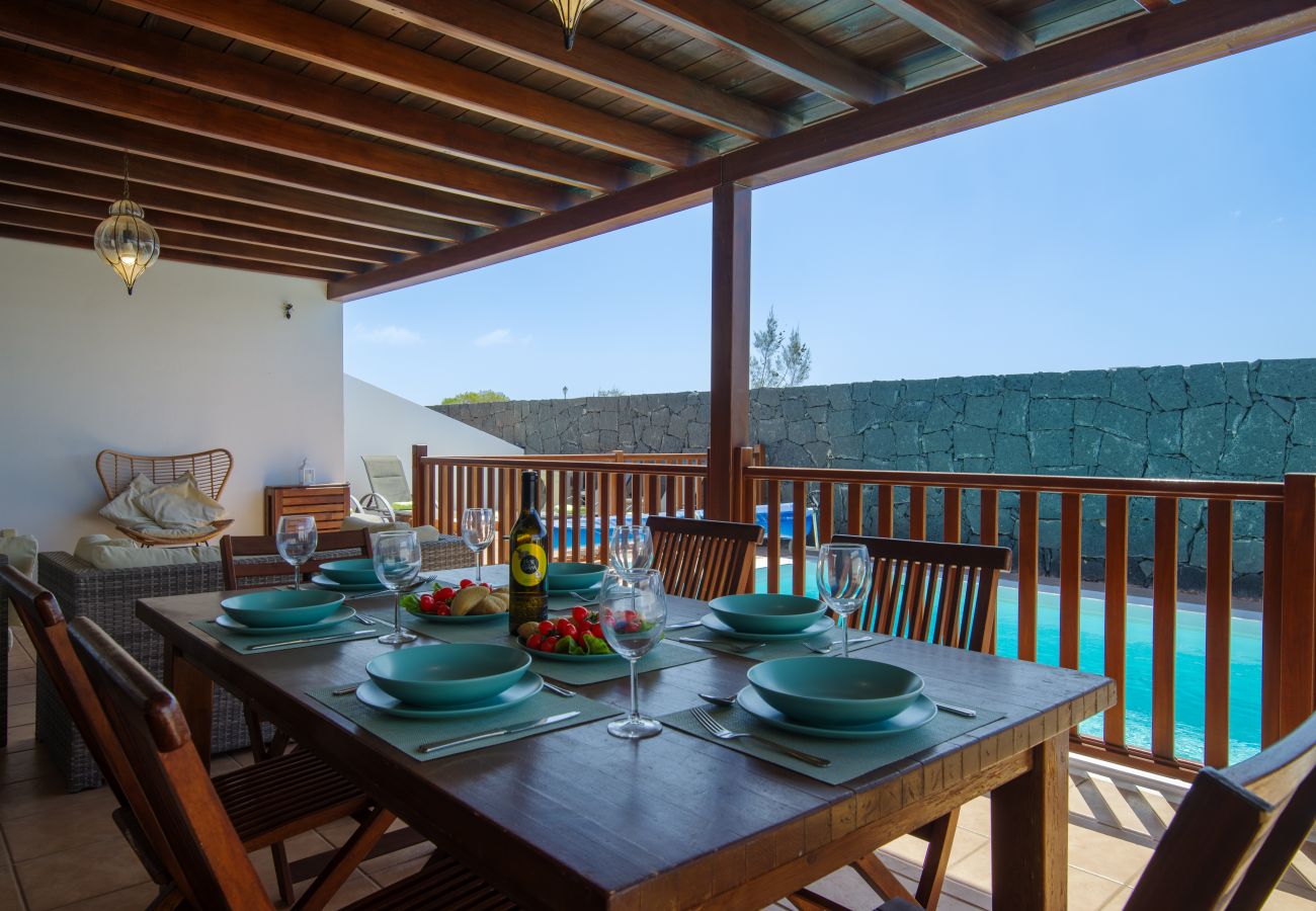 Casa Reinosa - Cena al aire libre bajo la pérgola 