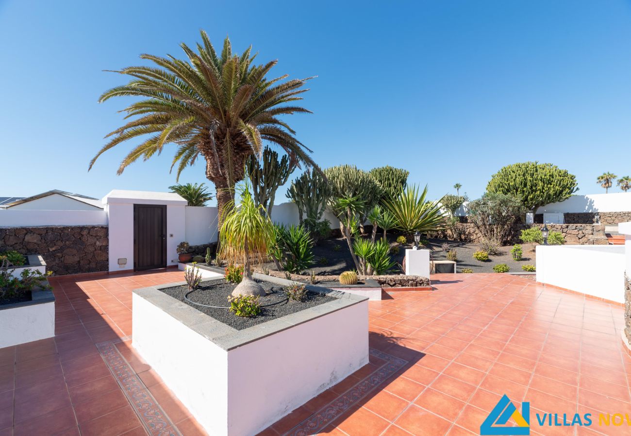 Villa en Playa Blanca - 239 - Casa Lily (LH239)