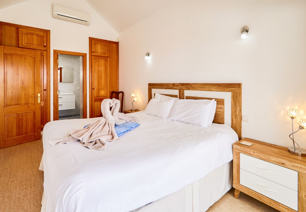 Villa Del Sol - Master bedroom with en-suite bathroom & A/C