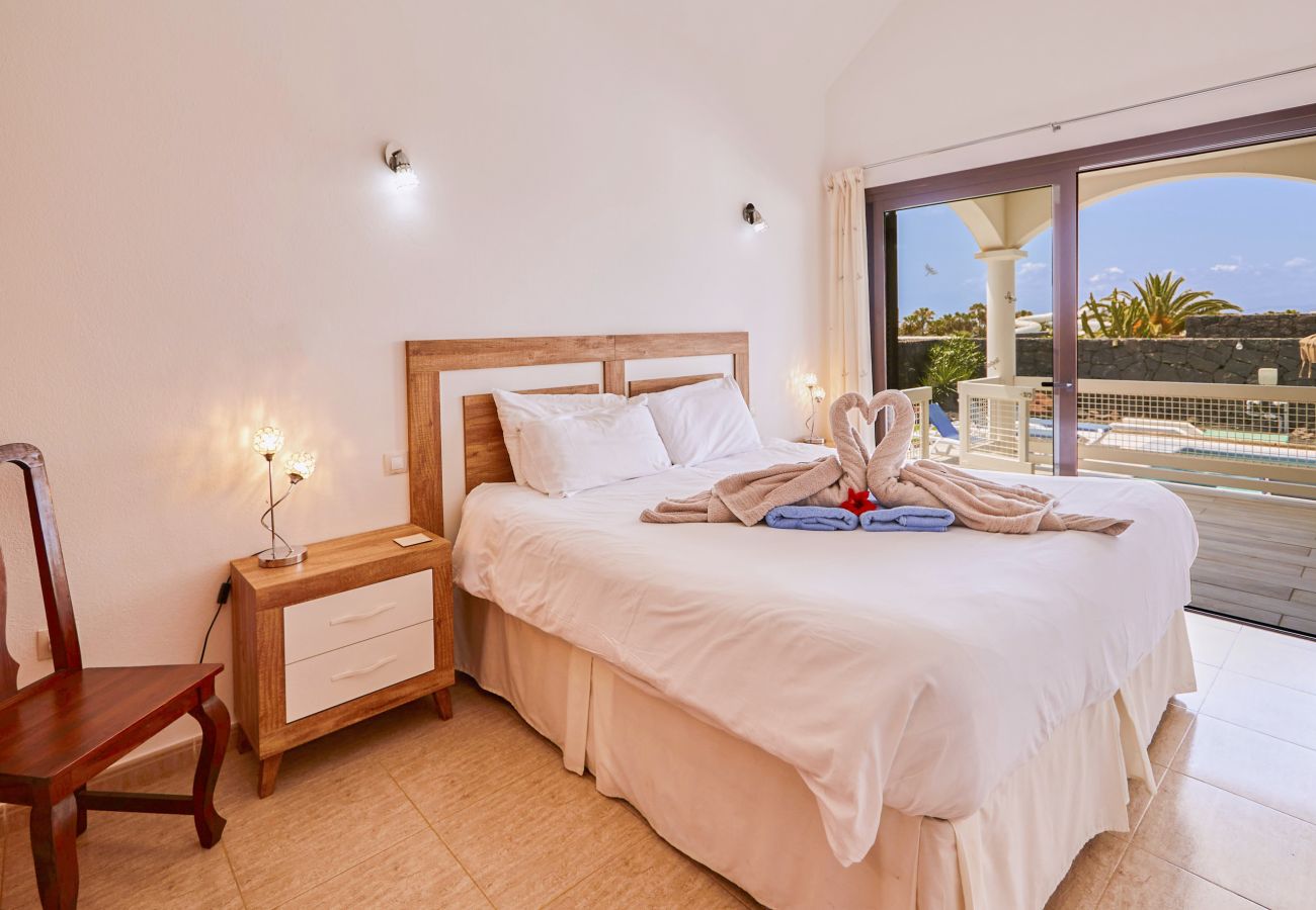 Villa Del Sol - Master Bedroom with Pool View 