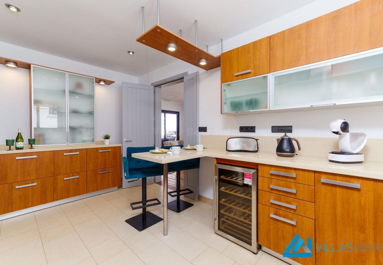 Villa Vista Del Mar - Puerto Calero - Kitchen with Breakfast Bar