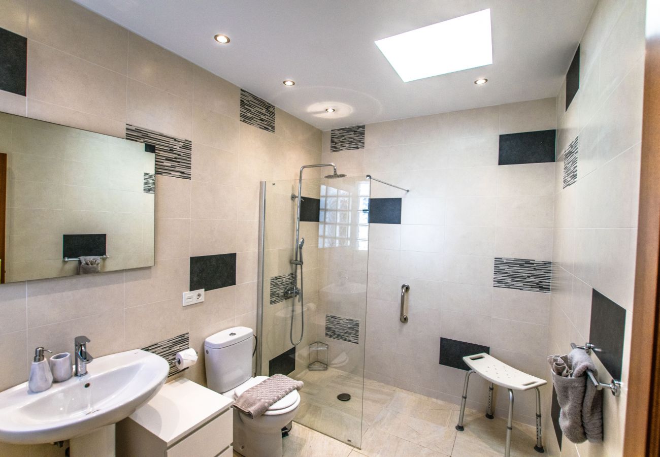 Villa Alegranza (LH190) - Ensuite Walk In Shower Room 